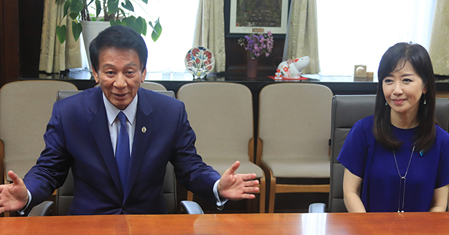 特別参与 杉良太郎氏と特別大使 伍代夏子氏が和歌山県を表敬訪問 活動報告 知って 肝炎 厚生労働省 肝炎対策国民運動事業