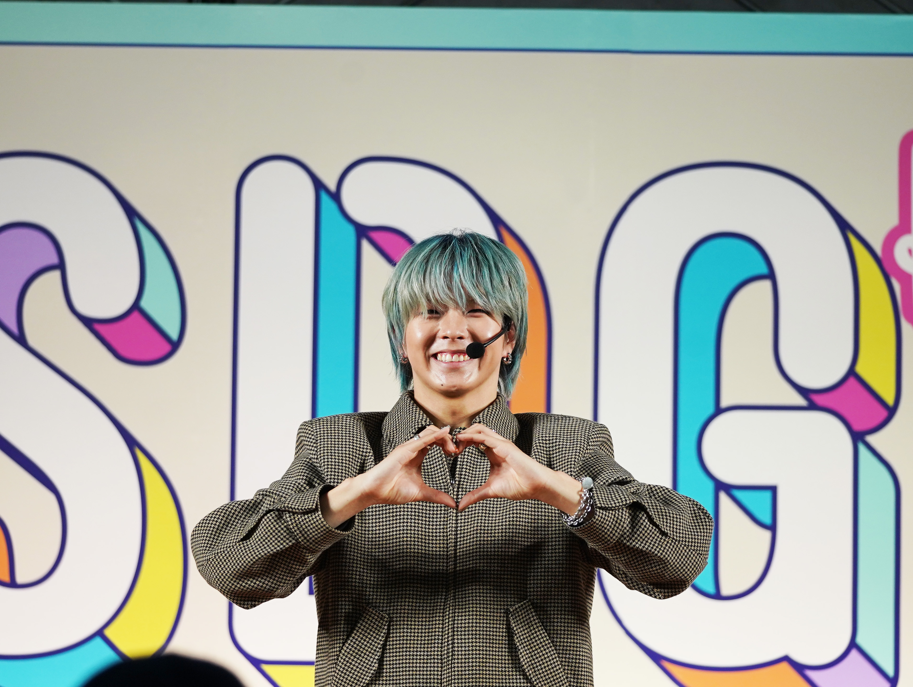 パフォーマンス中の夫松氏