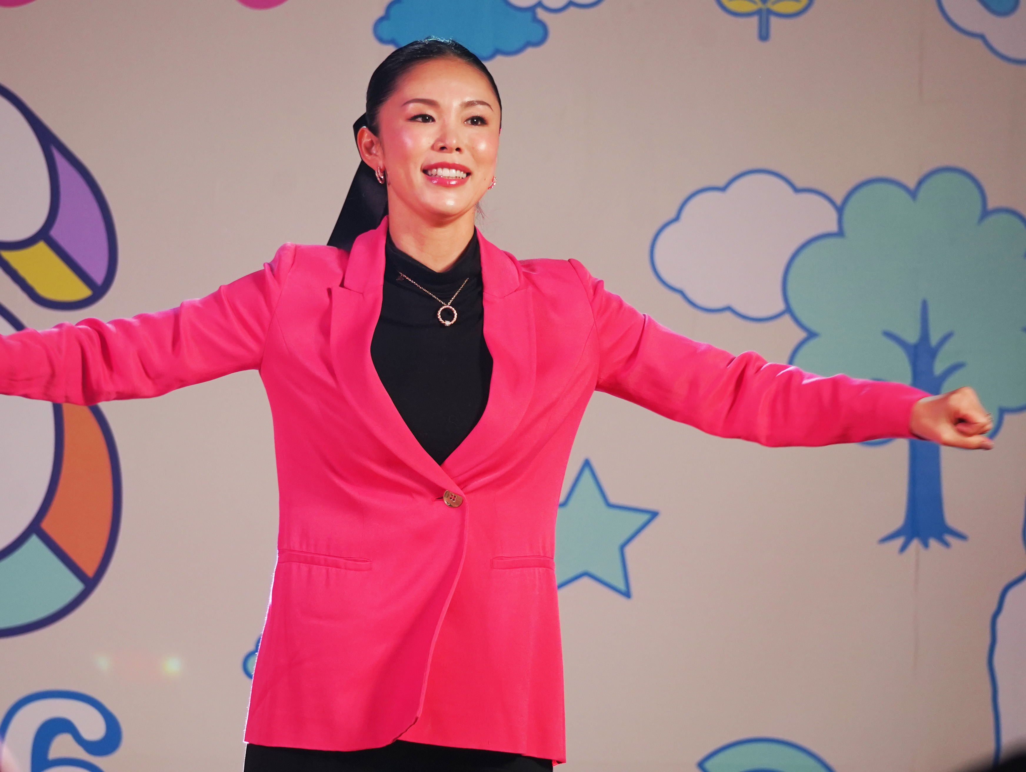 パフォーマンス中の森氏